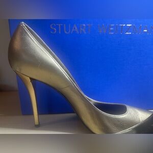 Gorgeous gold Stuart Weitzman Stilettos pumps sz 7